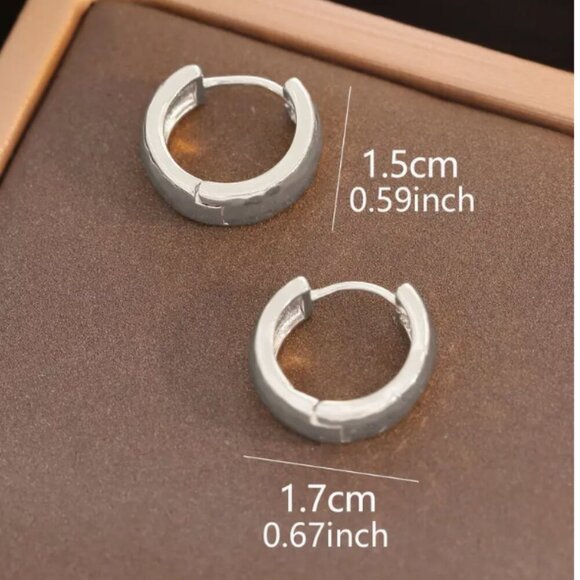 NEW Silver Plated hammered finish small Huggies hoop earrings - Picture 4 of 4